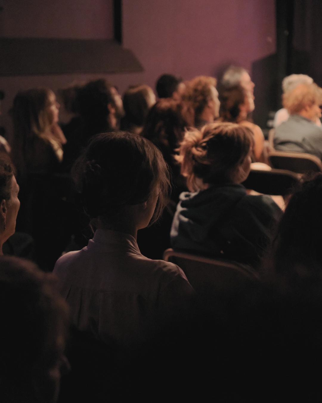 Publiek kijkt naar performance